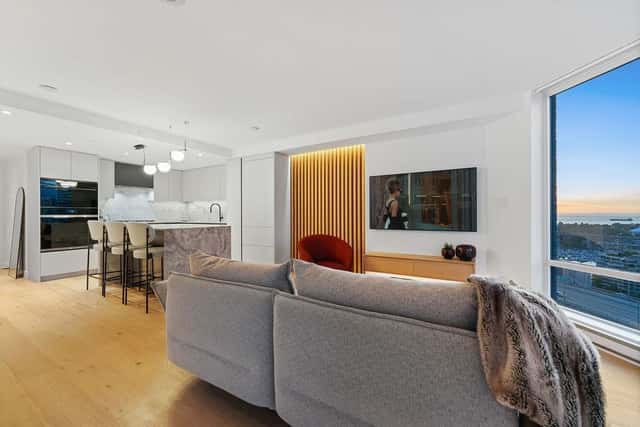 2607 583 BEACH CRESCENT
